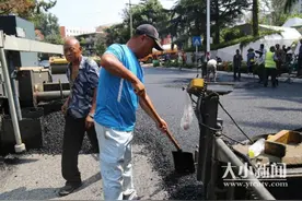 坚守，用汗水浇灌城市路网——探访高温酷暑下坚守岗位的市政修路人图片
