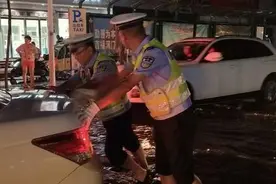 赤脚指挥疏导车辆，漯河这个交警被网友“热捧”图片