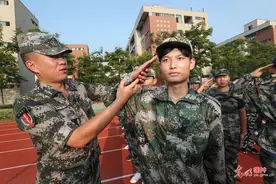 江苏连云港：新生军训迎开学图片