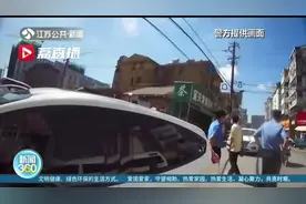 交警检查违停车辆发现三个娃 15分钟后家长回来满不在乎：开着空调的图片