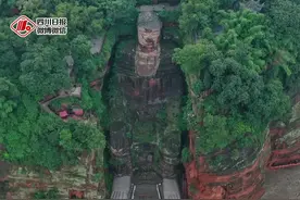 水退了，乐山大佛脚趾又露了出来……图片