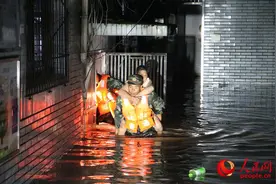 四川乐山：暴雨致千余名群众被困 武警官兵不舍昼夜紧急救援图片