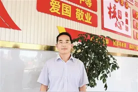 同伴落水，另外俩娃上前施救也溺水 危急时刻，一男子狂奔入水勇救三人图片