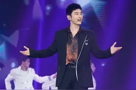黄晓明星河西装造型亮相 演绎复古浪漫风采图片