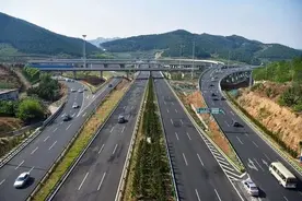 120，110，80，60，40……山东高速“过山车”把人整晕了图片