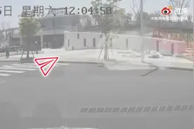 飞来横祸！女生骑电动车遭警示绳割喉，施工方回应图片