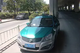 看到手里捧着两万块钱的小孩上了车，杭州这位出租车司机的做法值得点赞图片