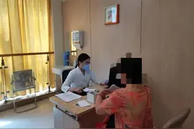 25岁小伙空调房里一觉醒来，一照镜子，大惊：以后找女朋友怎么办？图片