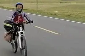 小姐弟跟父亲骑行川藏线，网友：别人的暑假……图片