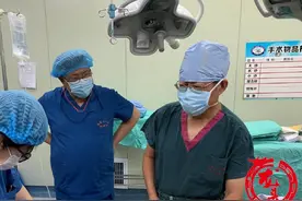 20厘米巨大肿瘤导致19岁女孩腹腔脏器移位，多学科协作成功切除图片