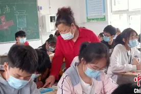 女教师37年“陪护”乡村留守学生 被赞“超能妈妈”图片