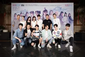 袁冰妍出席《琉璃》主创直播活动“初遇夫妇”合体撒糖图片