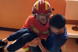 12岁少年意外触电晕倒在二楼平台 消防紧急破拆防护栏营救图片