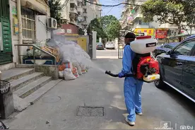 高温天里他把自己裹得密不透风，背上50多斤喷雾器日行万步，只为户外消杀图片