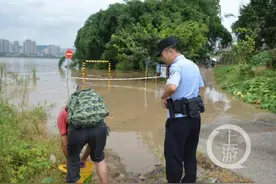 这边，民警搭挖掘机营救水中居民 这边，有人在危险区域准备“浑水摸鱼”图片