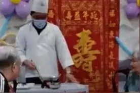 儿子假扮厨师给老母亲煮面，网友感动：有妈妈真好图片