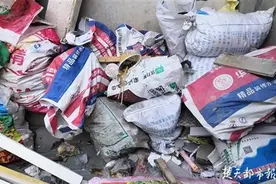 建筑垃圾占满通道影响出行，街道办：属拆迁区域拟封闭图片