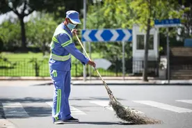 早上5点上班，每天喝水4、5升……上海环卫工人这样战高温图片