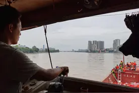 特写｜乐山大佛脚下的父子“摆渡人”横渡洪水两天转移千名孤岛村民图片