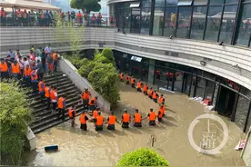 保卫重庆城｜沙袋拦洪坝被冲破 百余人水中接龙传沙袋图片