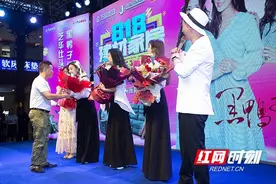 黑鸭子组合唱响衡阳万居市场图片