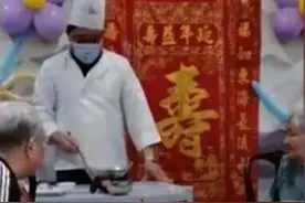 寿宴上儿子假扮厨师给老母亲煮面，摘下口罩时她瞬间哭了……图片