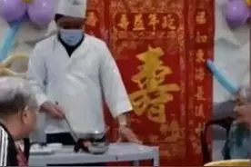 寿宴上儿子假扮厨师给老母亲煮面，摘下口罩时她瞬间哭了……图片