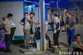 长江大桥下拆除最后两根“封江”钢柱图片
