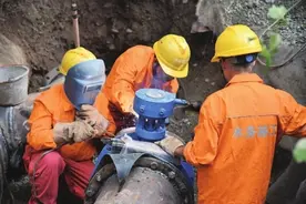 市河东新区欠压停水 明星自来水公司加紧铺设跨江应急供水管道相关新闻图片