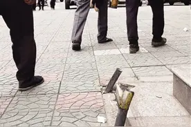 西安雁塔北路一人行道上有安全隐患 行人易被废旧钢管绊倒图片
