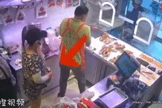 辣眼睛！女子将40元烤鸭塞进裤裆偷走，监控抓个正着…图片