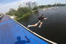 18岁男孩挑战危险特技 从疾驰的火车上跳入河中图片