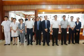 交大一附院举办新晋正高职称专家荣进“专家榜”暨援武汉医疗队队旗入馆仪式图片