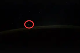 俄宇航员在国际空间站拍摄极光，却发现了五个不明飞行物……图片