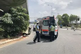 小车和电动车剐蹭，交警紧急救助图片