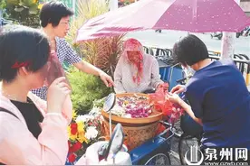 94岁“花婆婆”坚守花摊62载图片