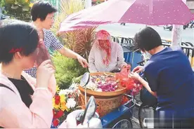 94岁“花婆婆”坚守花摊62载图片