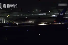 美国货机起落架故障迫降 引擎触地后火星四射图片