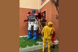 “变形金刚”肚子里长了马蜂窝，也来求助万能的消防员图片