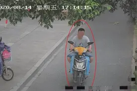 电动车有了，还差一个送餐箱，想当外卖员的他顺手偷了一个图片