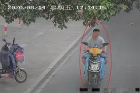电动车有了，还差一个送餐箱，想当外卖员的他顺手偷了一个图片