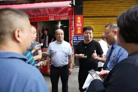 洪水漫入街道！检察干警救出被困群众图片