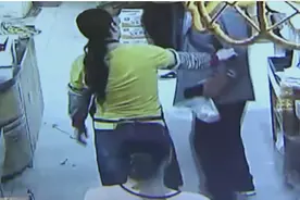 老人拿鸡蛋没付款被超市员工拦下，倒地送医后身亡，家属向超市索赔38万……图片