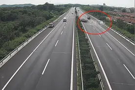 21秒丨惊险！威青高速上一车直接怼上了前车，未保持安全车距负全责图片