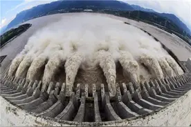 直击！三峡大坝最大洪峰 开11孔泄洪图片