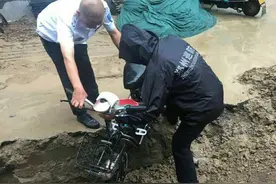 因下雨道路泥泞 郑州一女子连人带车掉入沟中？图片