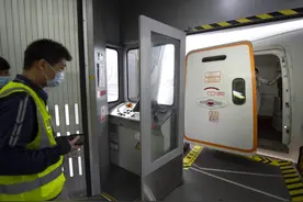 廊桥多快能对上飞机舱门？首都机场廊桥对接员两分钟内就能完成图片