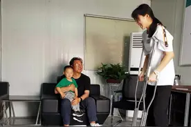 枣庄供电工地上站着一位戴眼镜的“汉子”图片