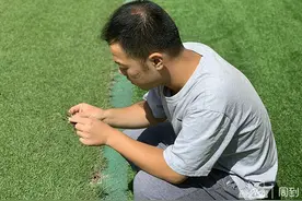 烈阳直射，38℃高温下工作6小时，他用责任心“汗”卫这片球场图片