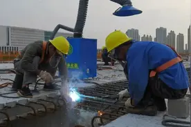 济宁内环高架项目四标段建设火热 盖梁架设8月底完工图片